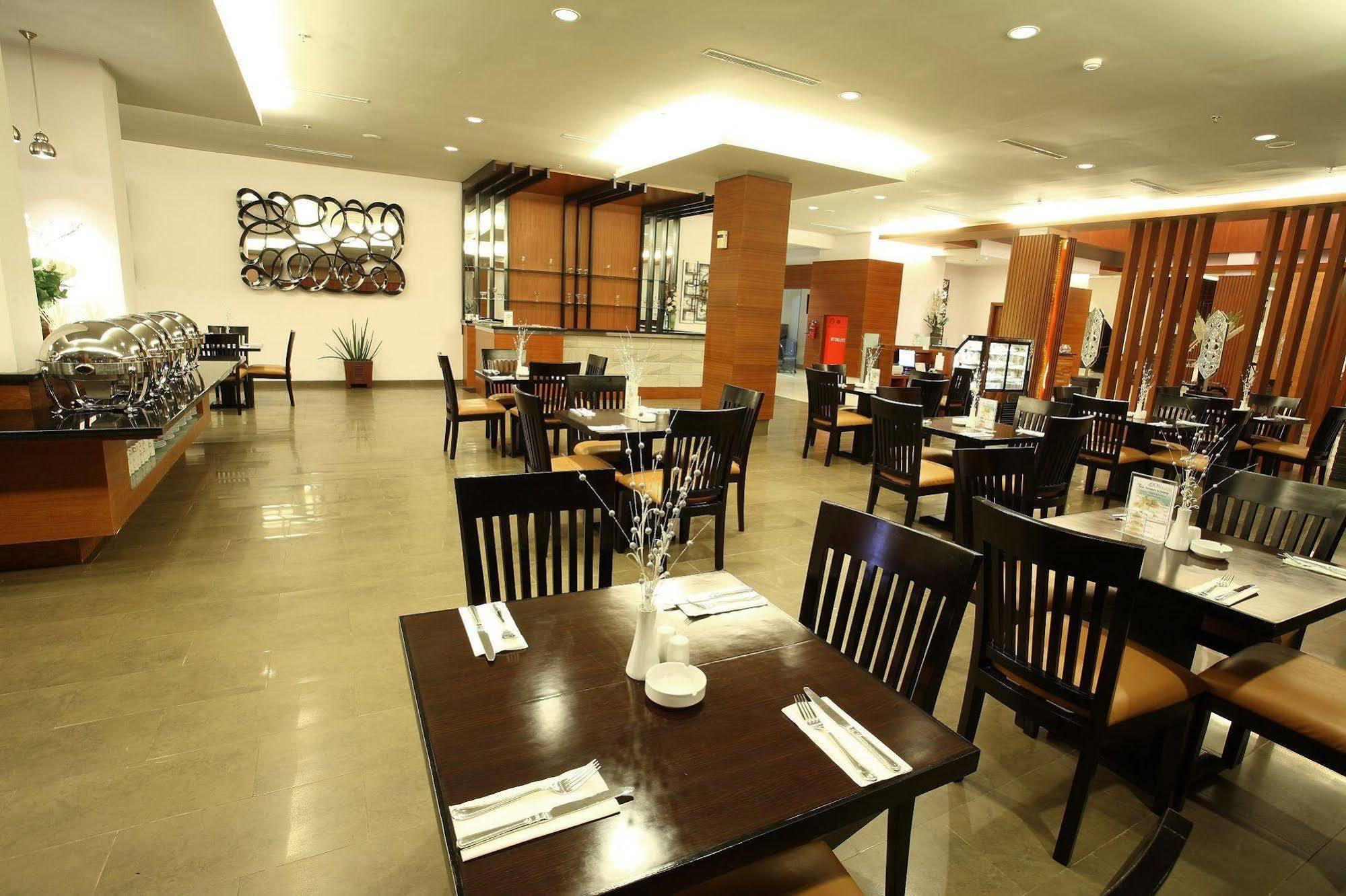 Aston Tanjung City Hotel Eksteriør billede